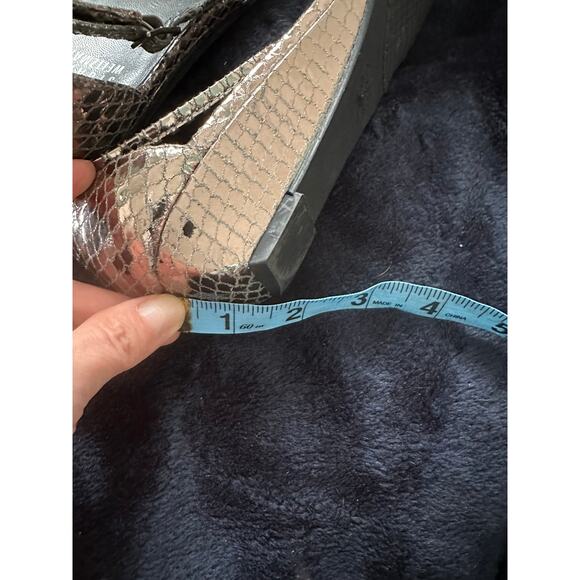 STUART WEITZMAN SNAKE PRINT LEATHER LOW WEDGE SANDALS 7.5N - Picture 4 of 7